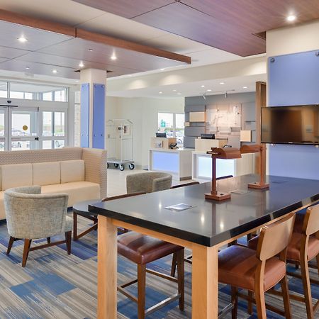 Holiday Inn Express & Suites Madison By Ihg Екстериор снимка