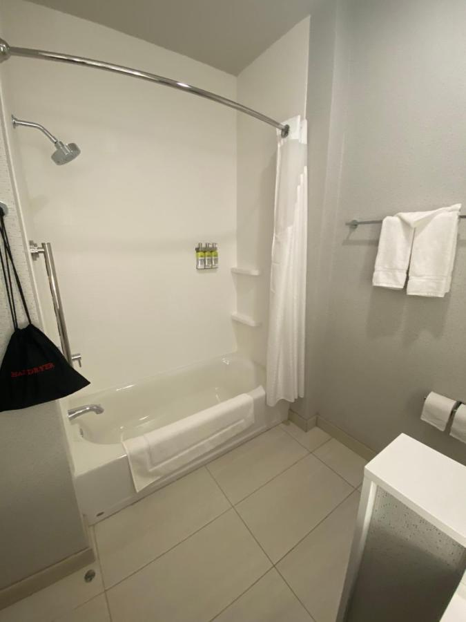 Holiday Inn Express & Suites Madison By Ihg Екстериор снимка