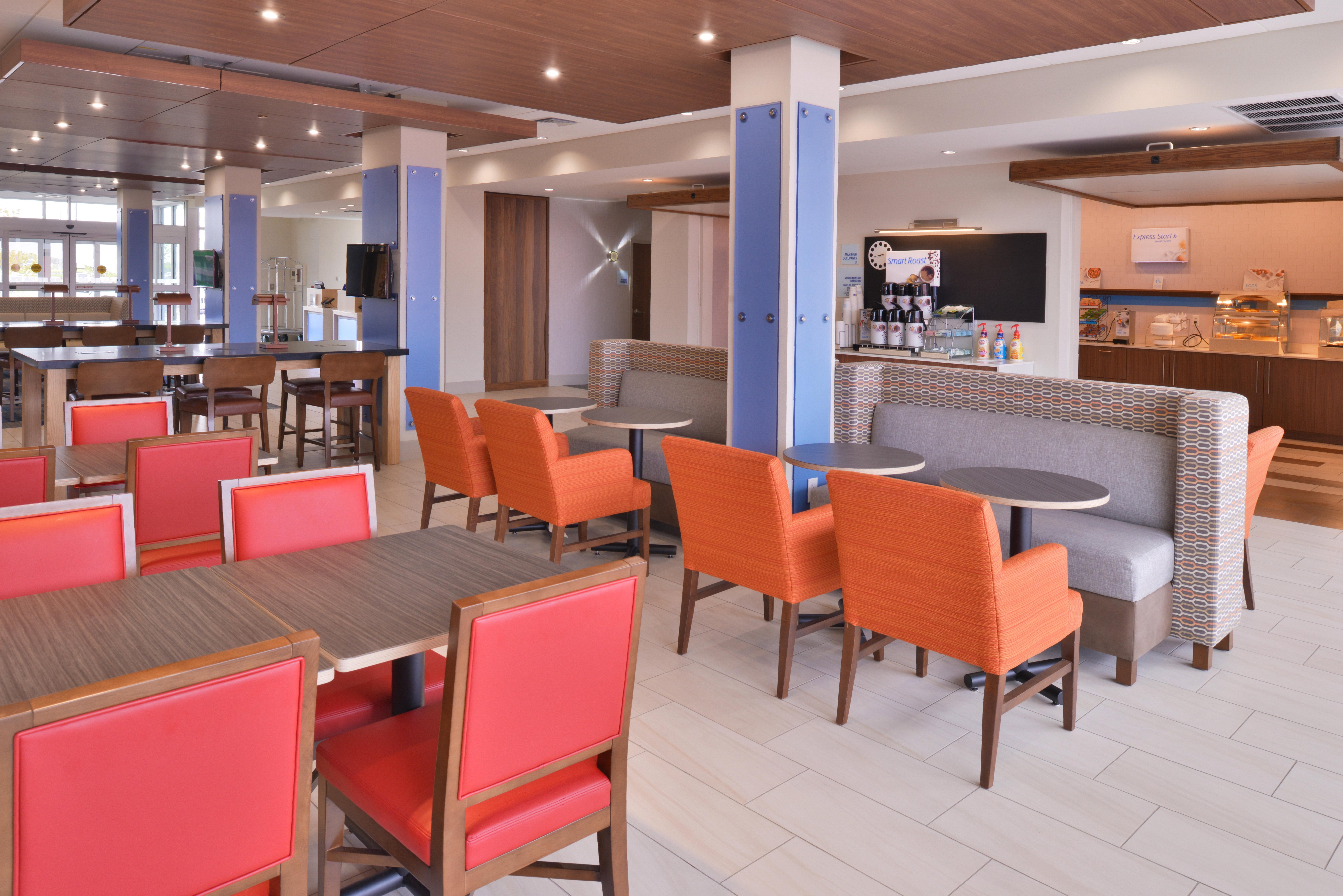 Holiday Inn Express & Suites Madison By Ihg Екстериор снимка