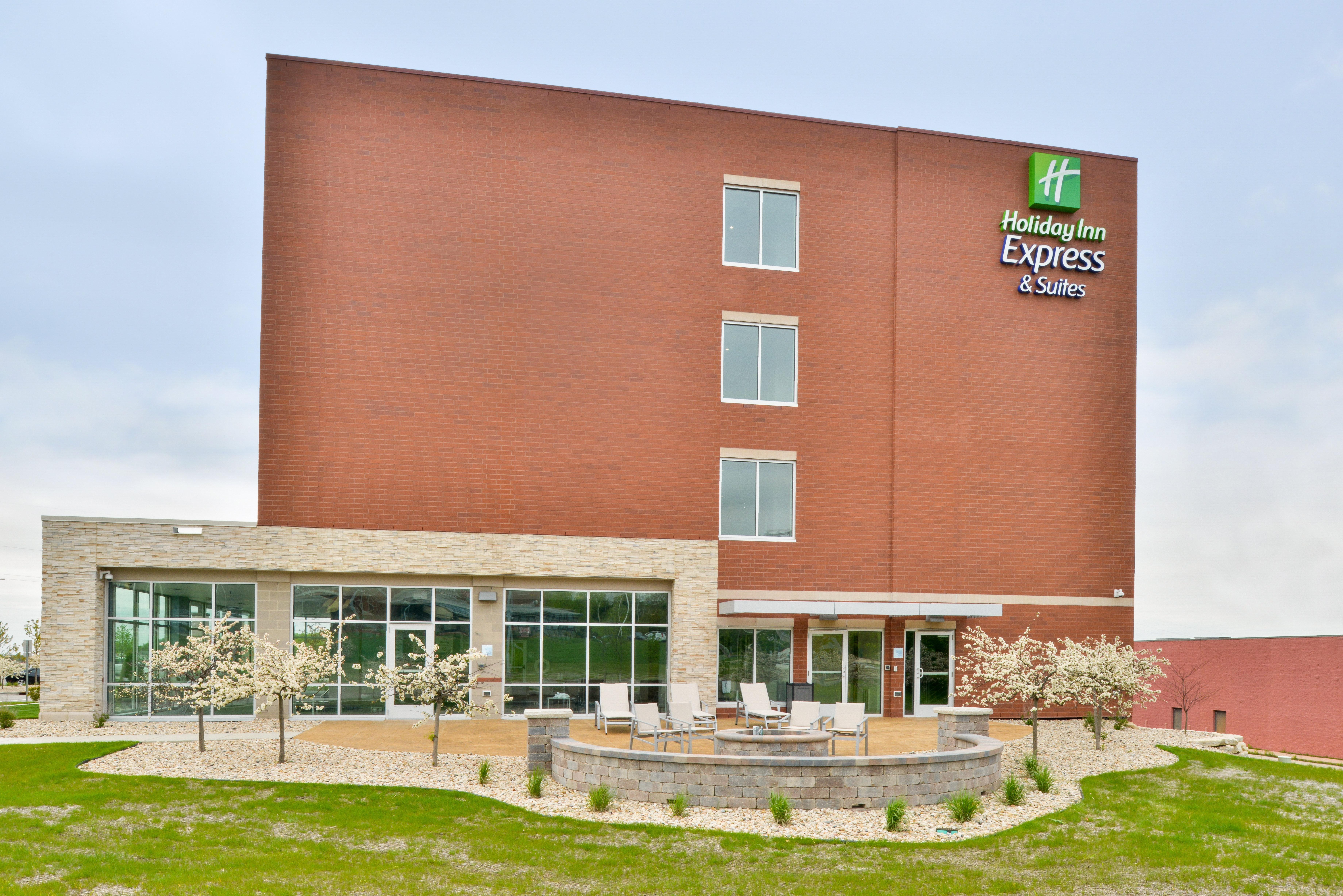 Holiday Inn Express & Suites Madison By Ihg Екстериор снимка