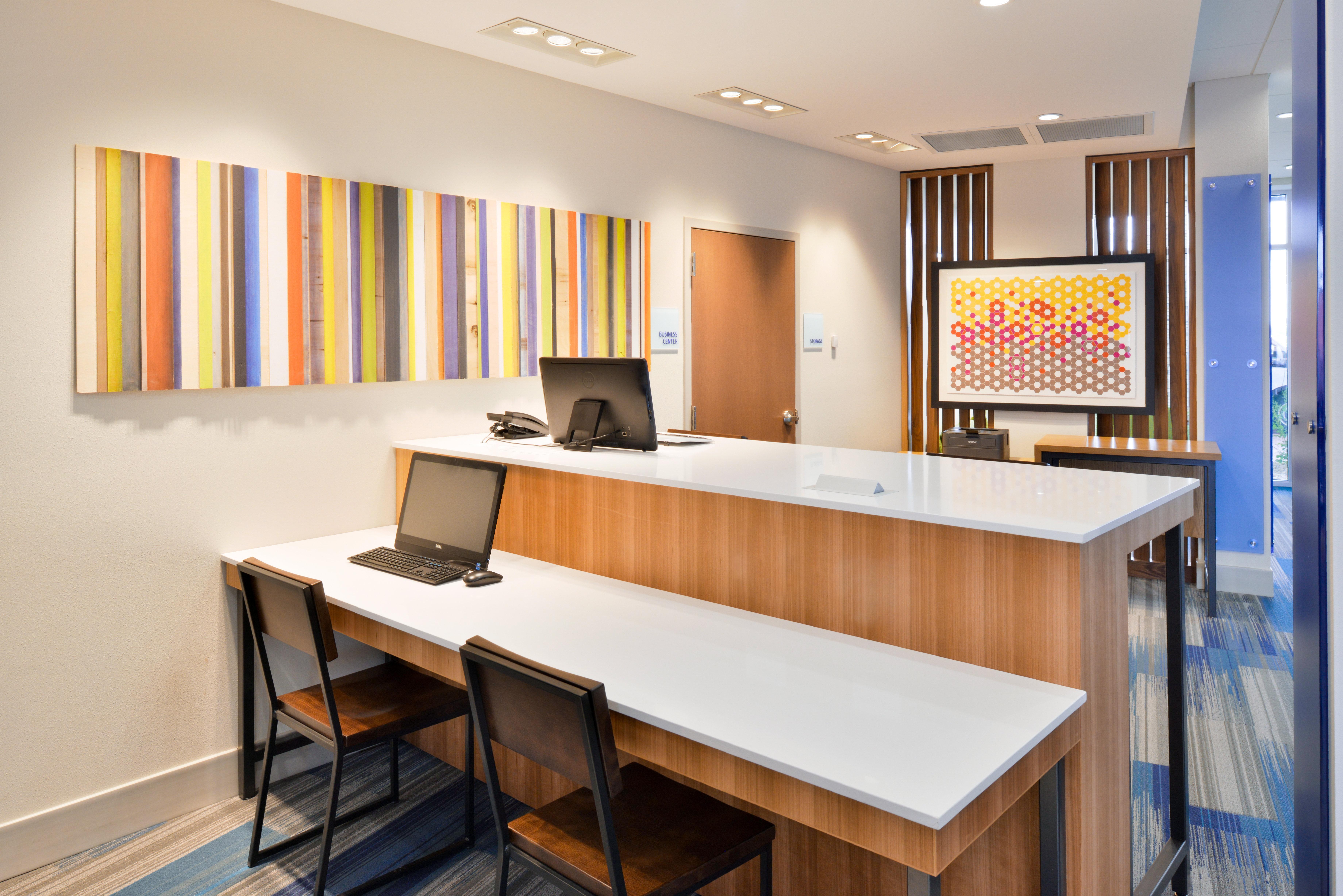 Holiday Inn Express & Suites Madison By Ihg Екстериор снимка