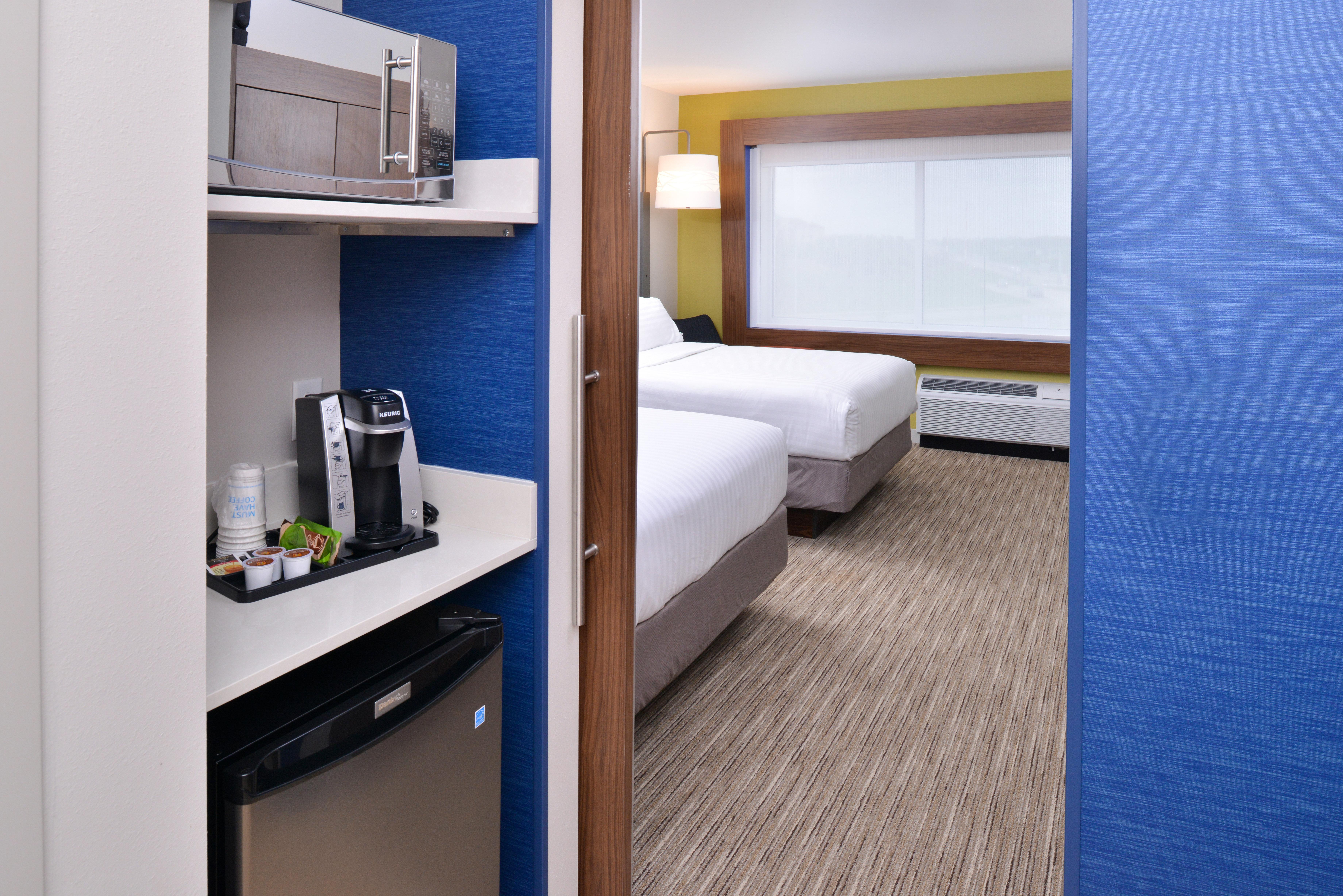 Holiday Inn Express & Suites Madison By Ihg Екстериор снимка