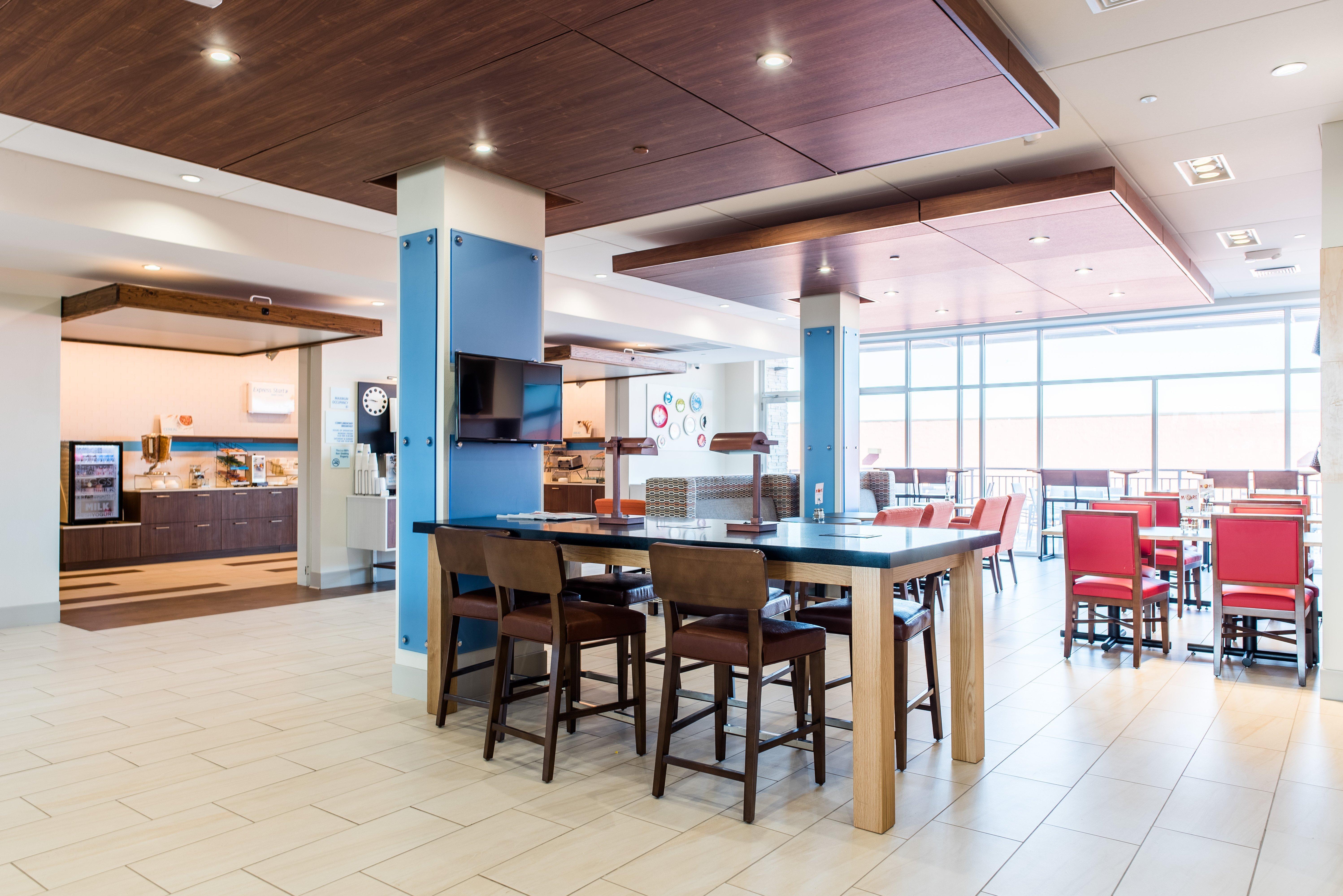 Holiday Inn Express & Suites Madison By Ihg Екстериор снимка
