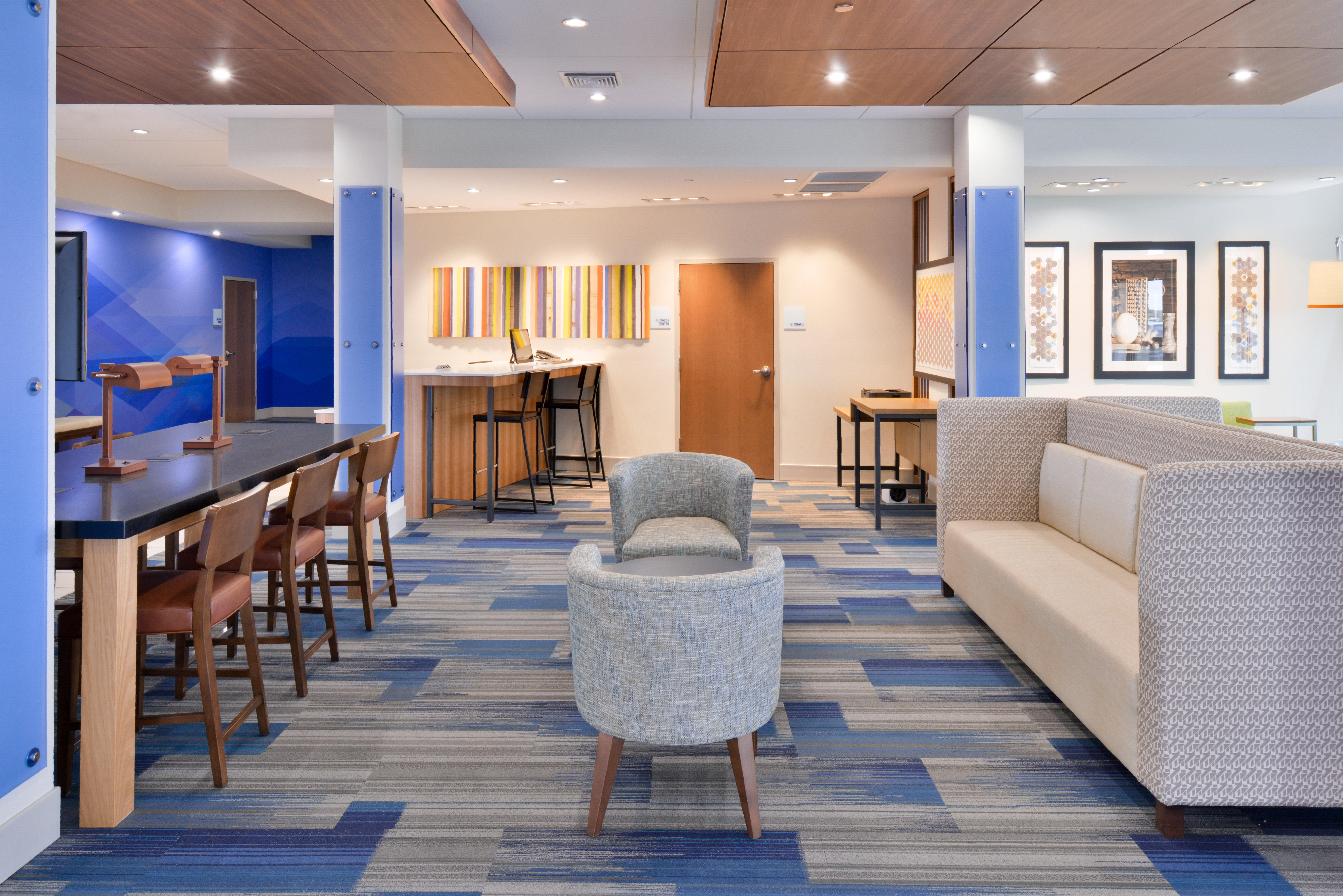 Holiday Inn Express & Suites Madison By Ihg Екстериор снимка