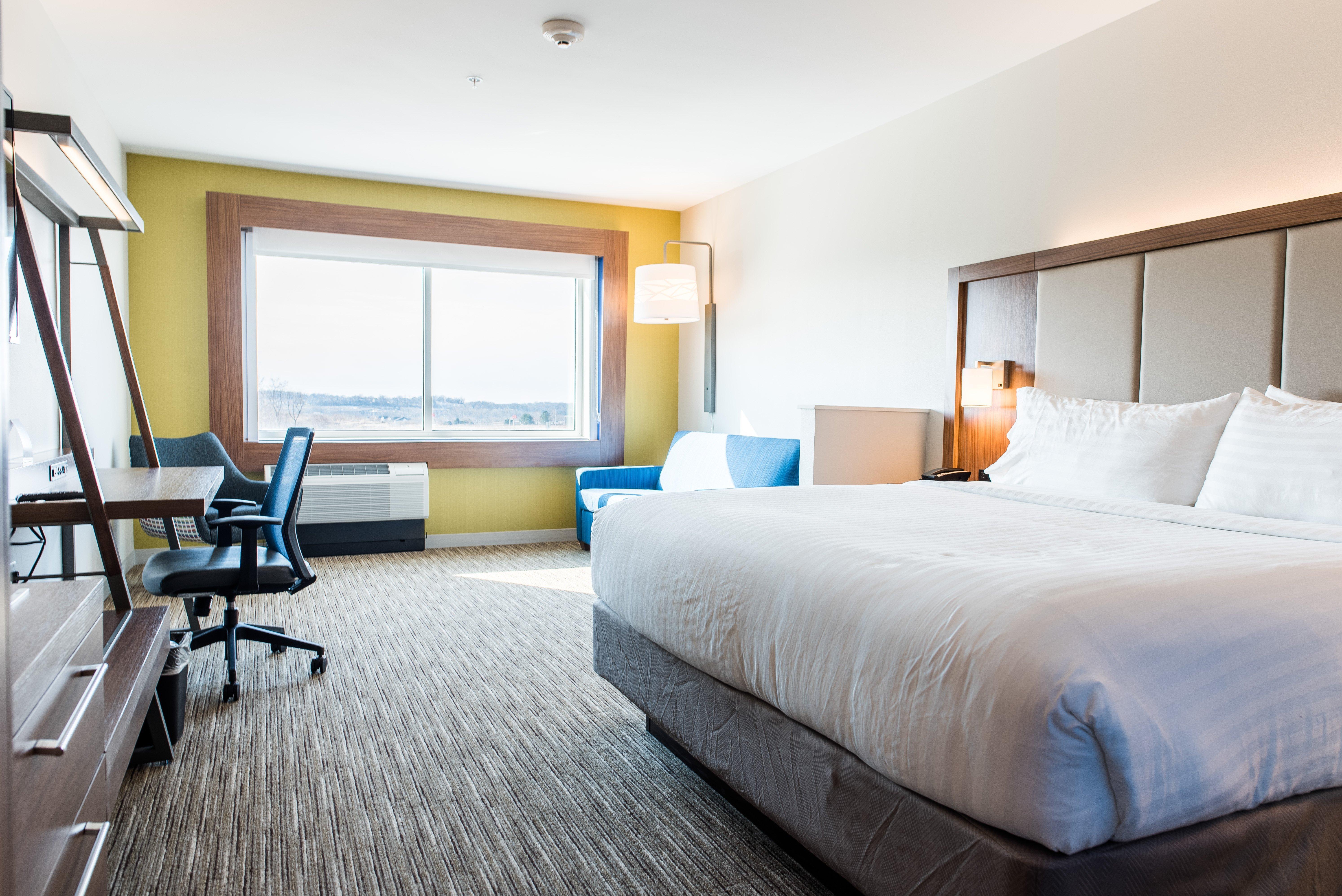 Holiday Inn Express & Suites Madison By Ihg Екстериор снимка