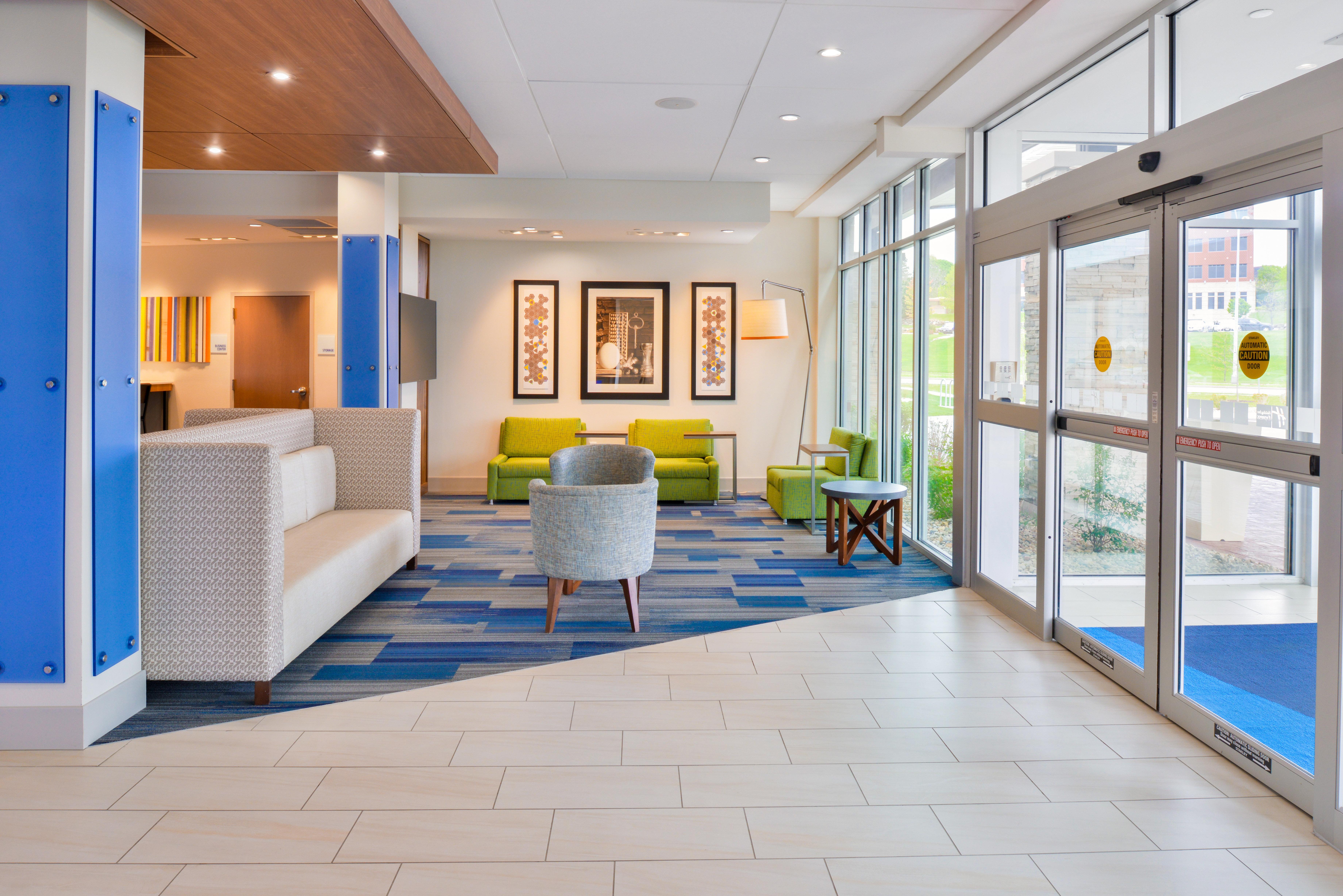 Holiday Inn Express & Suites Madison By Ihg Екстериор снимка