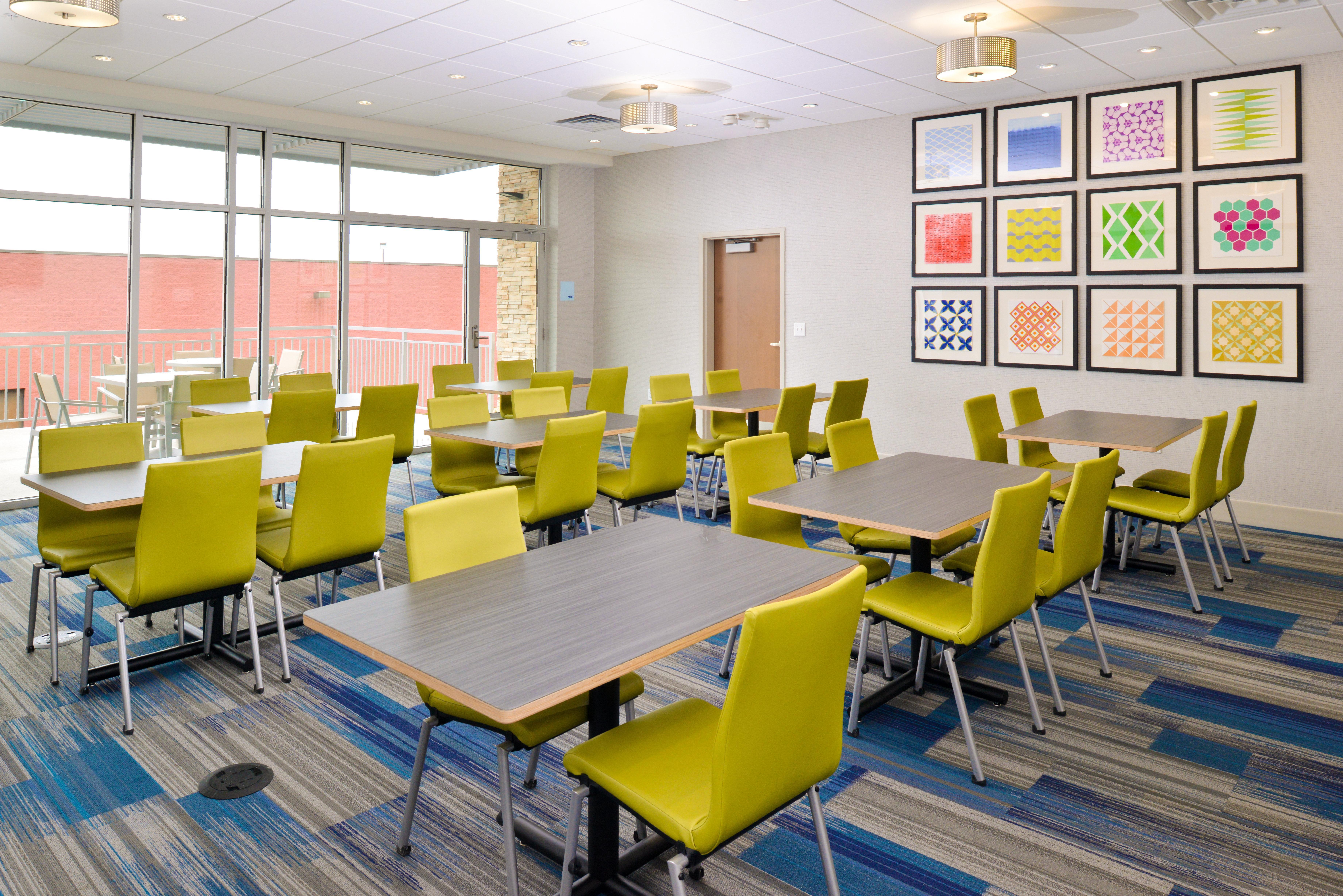 Holiday Inn Express & Suites Madison By Ihg Екстериор снимка