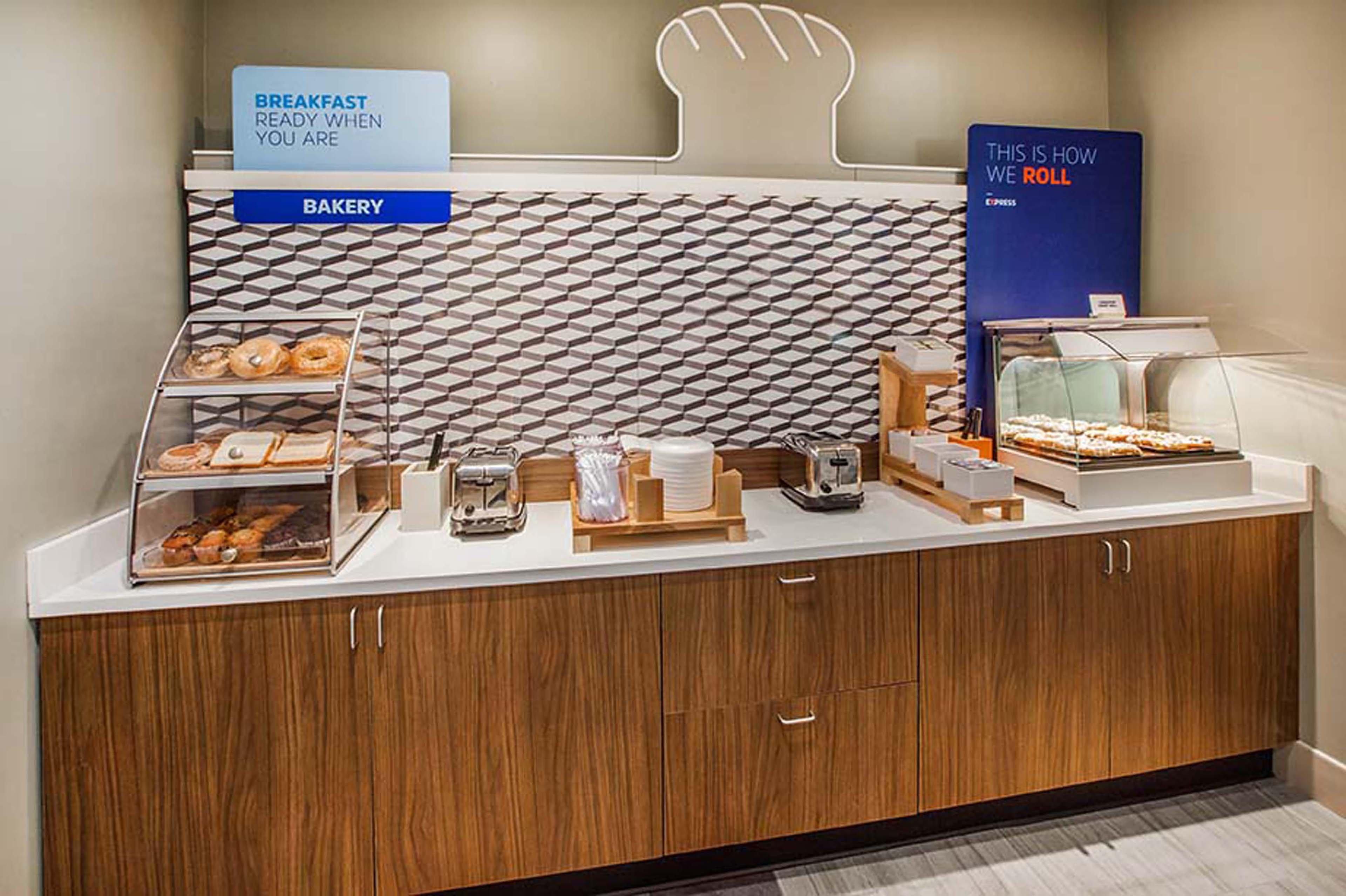 Holiday Inn Express & Suites Madison By Ihg Екстериор снимка