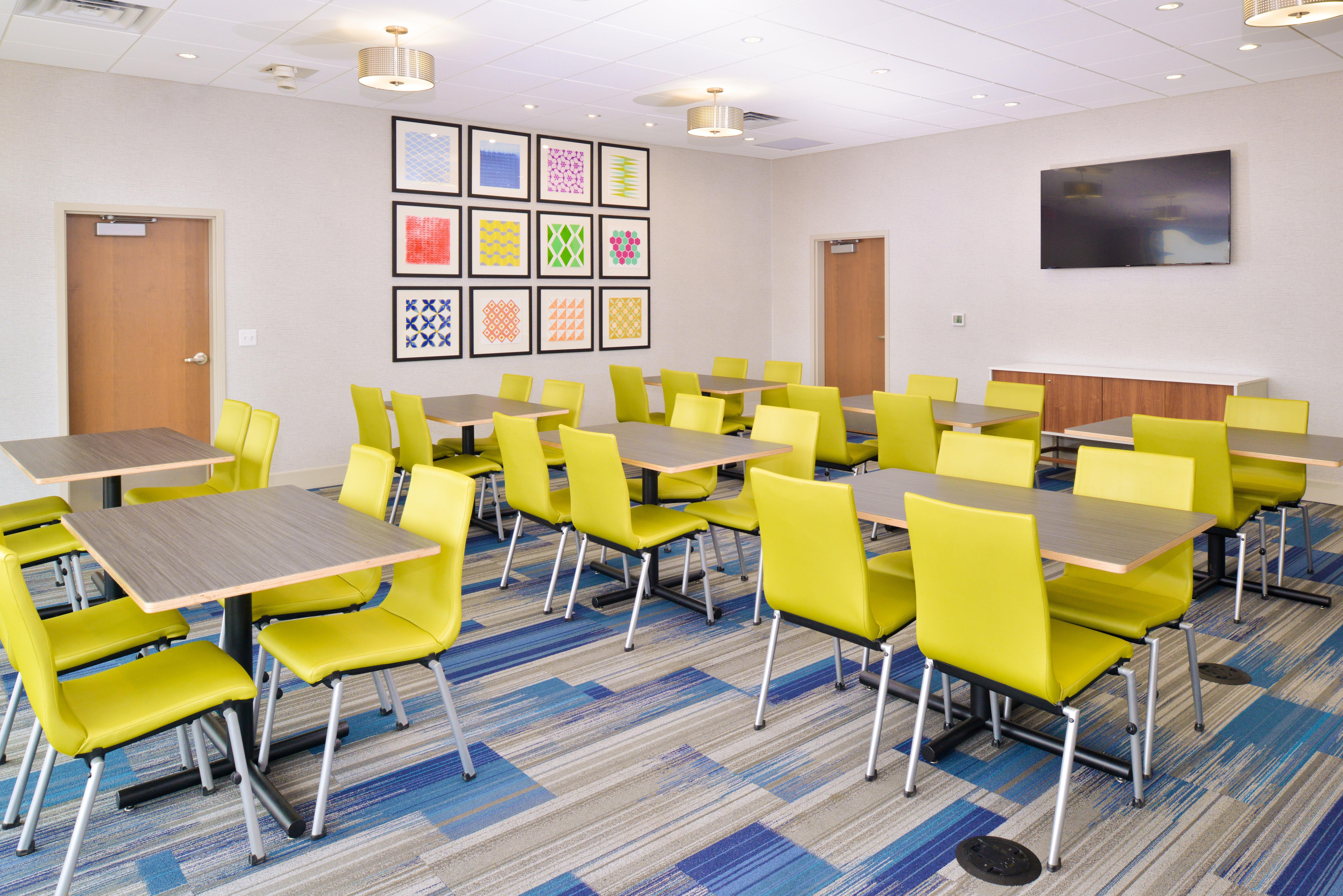Holiday Inn Express & Suites Madison By Ihg Екстериор снимка