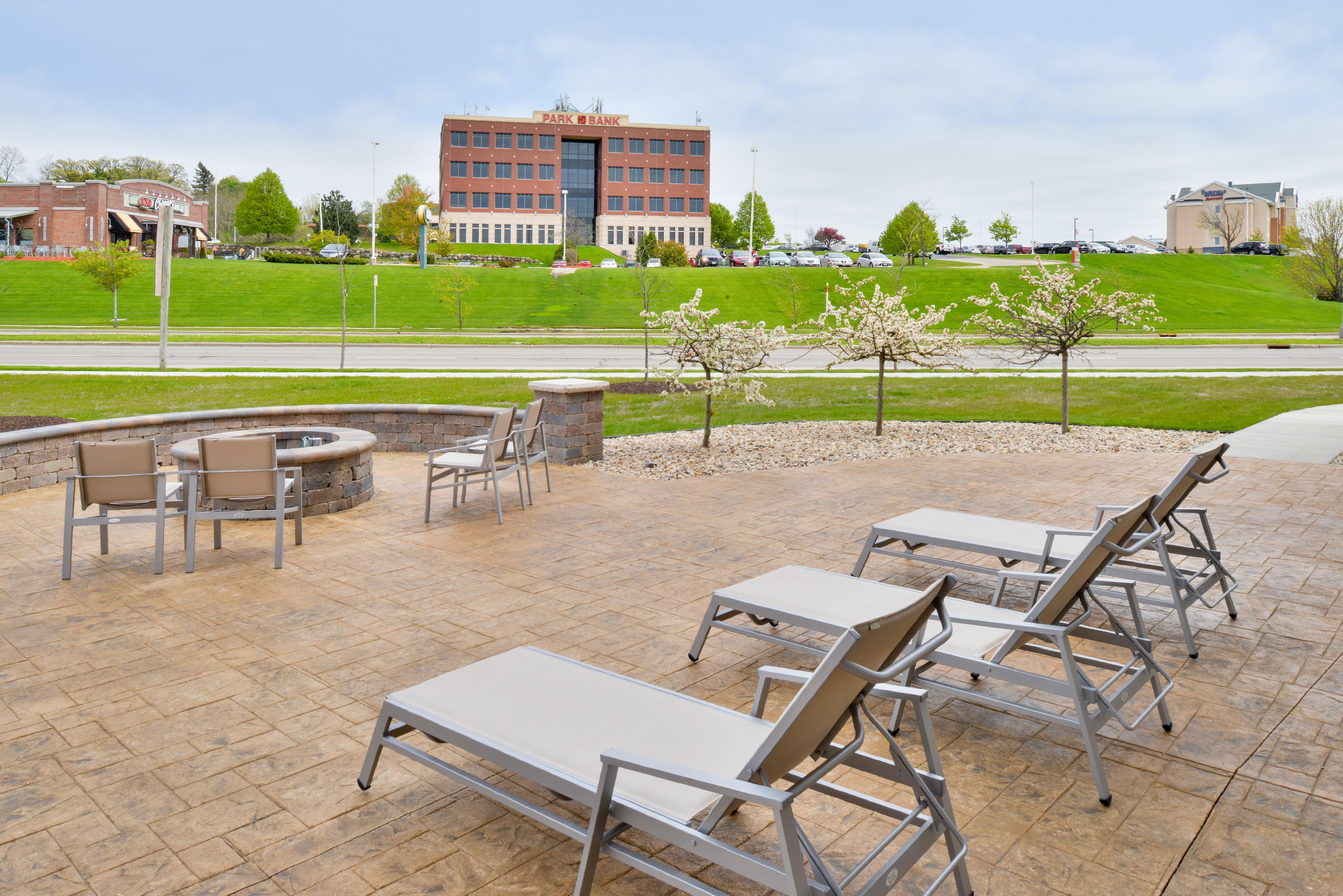 Holiday Inn Express & Suites Madison By Ihg Екстериор снимка