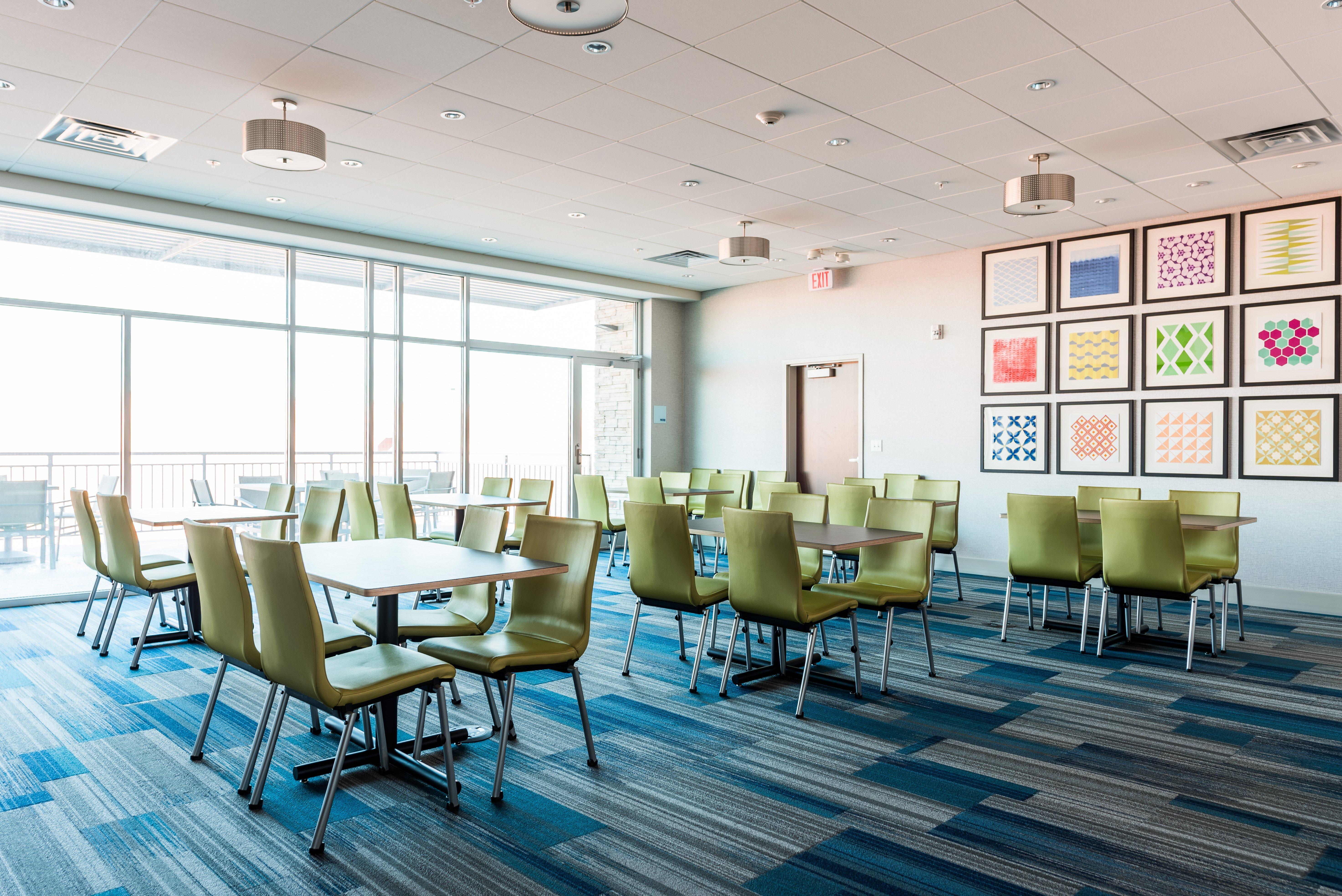 Holiday Inn Express & Suites Madison By Ihg Екстериор снимка
