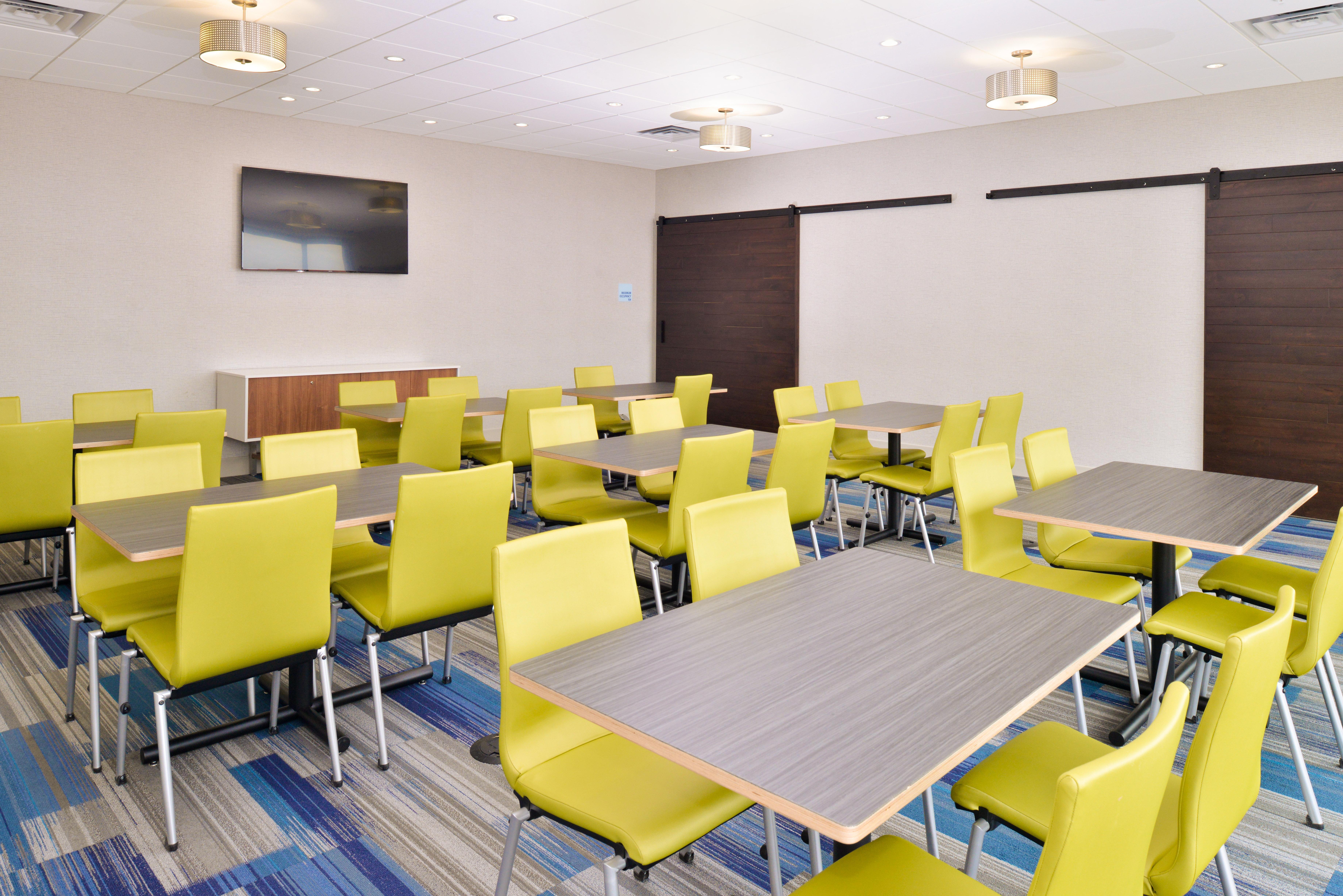 Holiday Inn Express & Suites Madison By Ihg Екстериор снимка