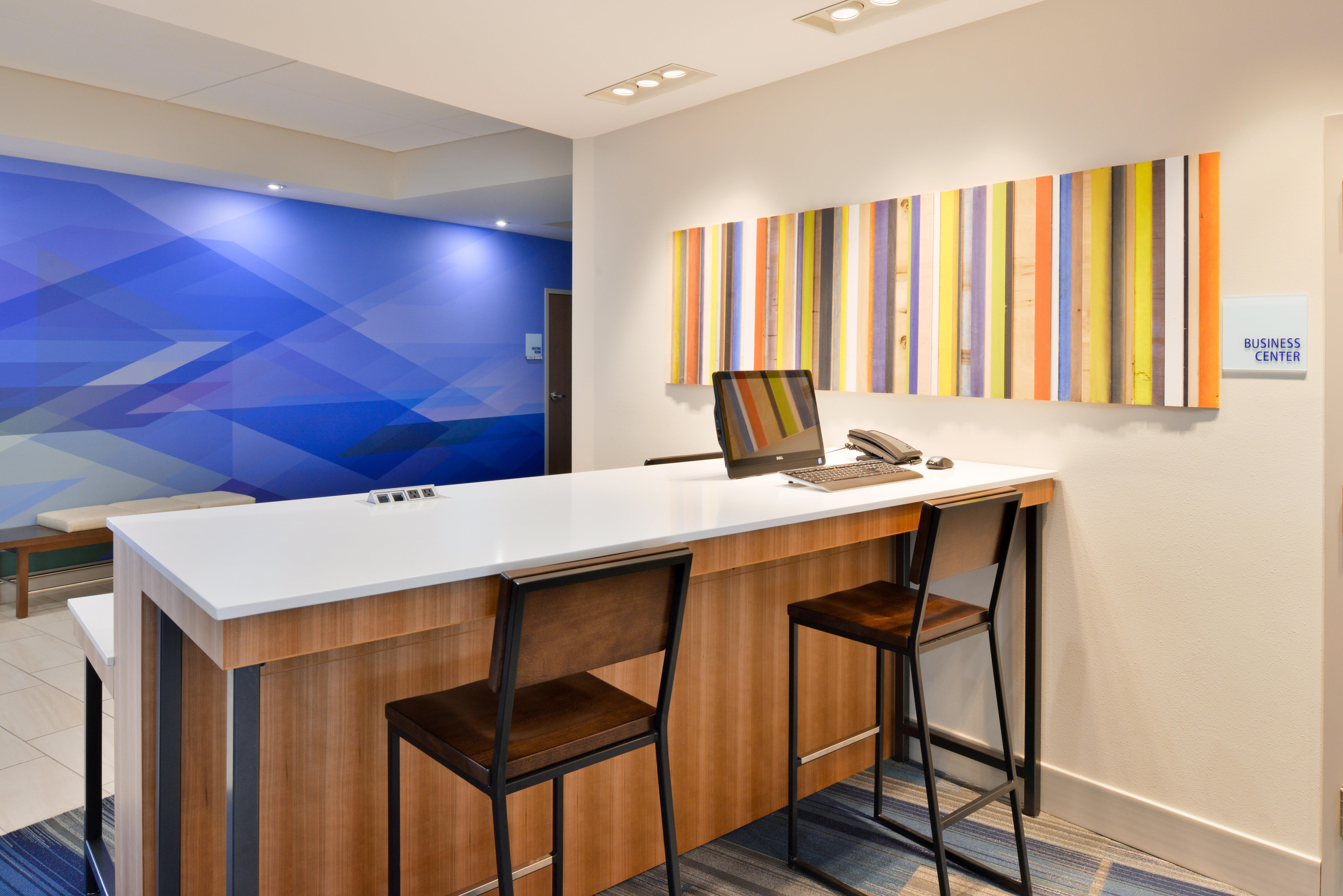 Holiday Inn Express & Suites Madison By Ihg Екстериор снимка