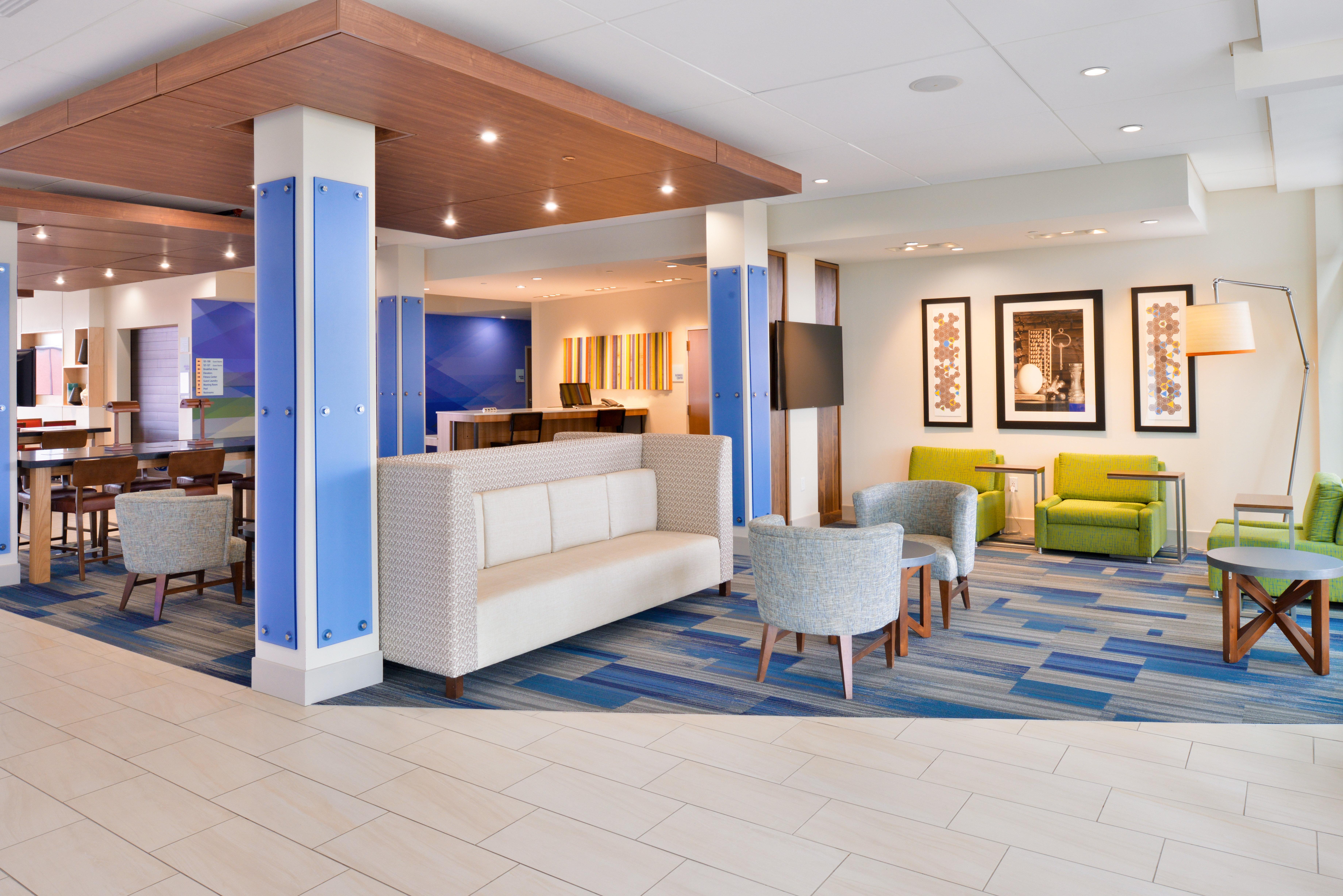 Holiday Inn Express & Suites Madison By Ihg Екстериор снимка