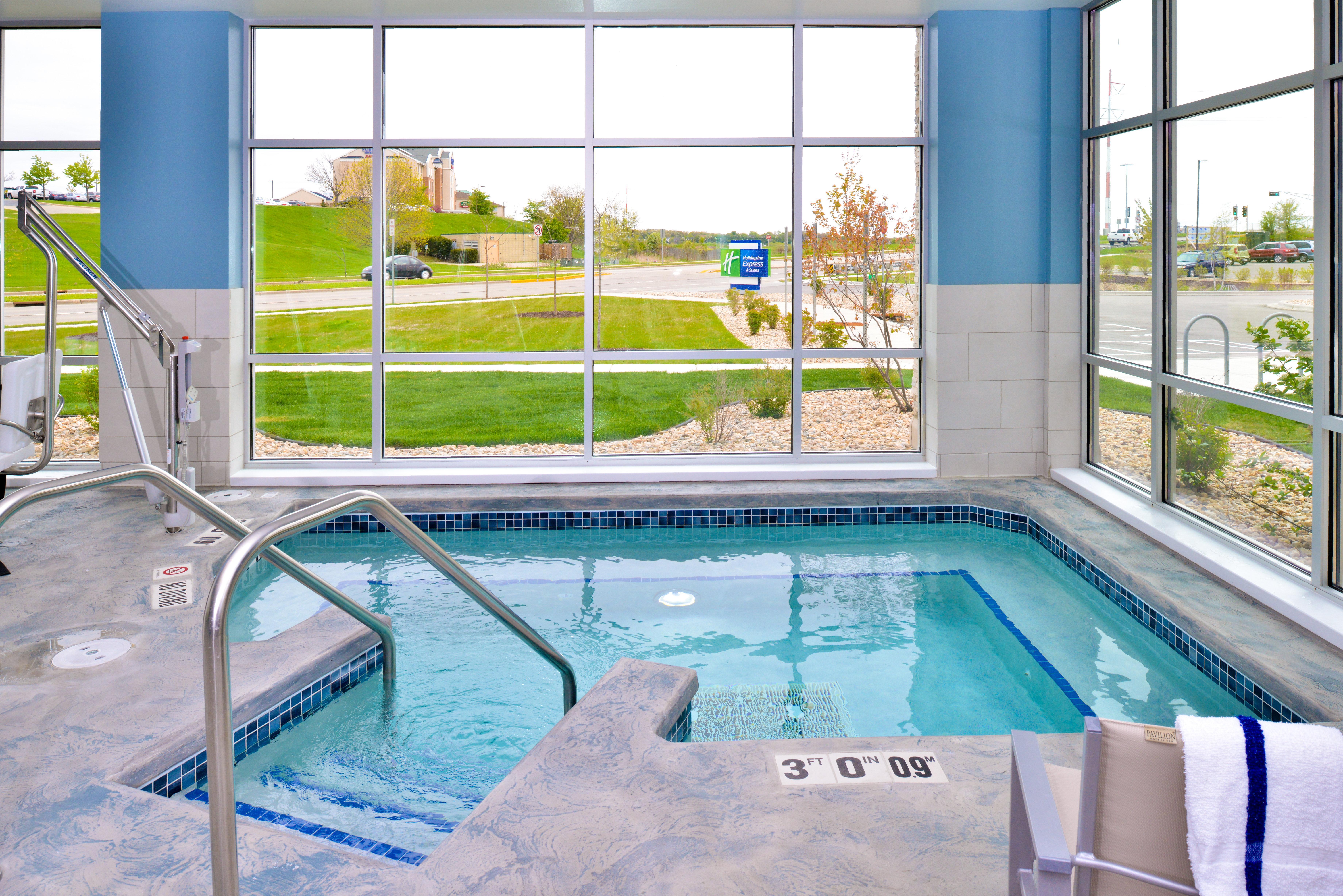 Holiday Inn Express & Suites Madison By Ihg Екстериор снимка